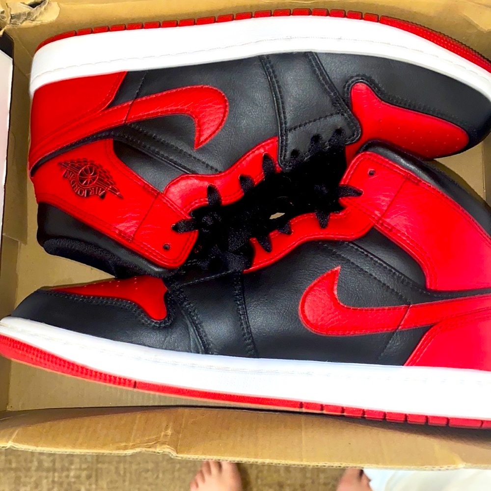 Jordan 1 Mid “banned” Size 8.5